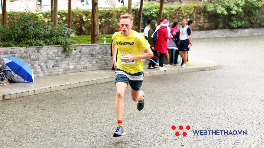Nhà vô địch 10km ‘vãng lai’ đánh bại hàng loạt hảo thủ Việt tại Hanoi Half Marathon 2018 là ai?