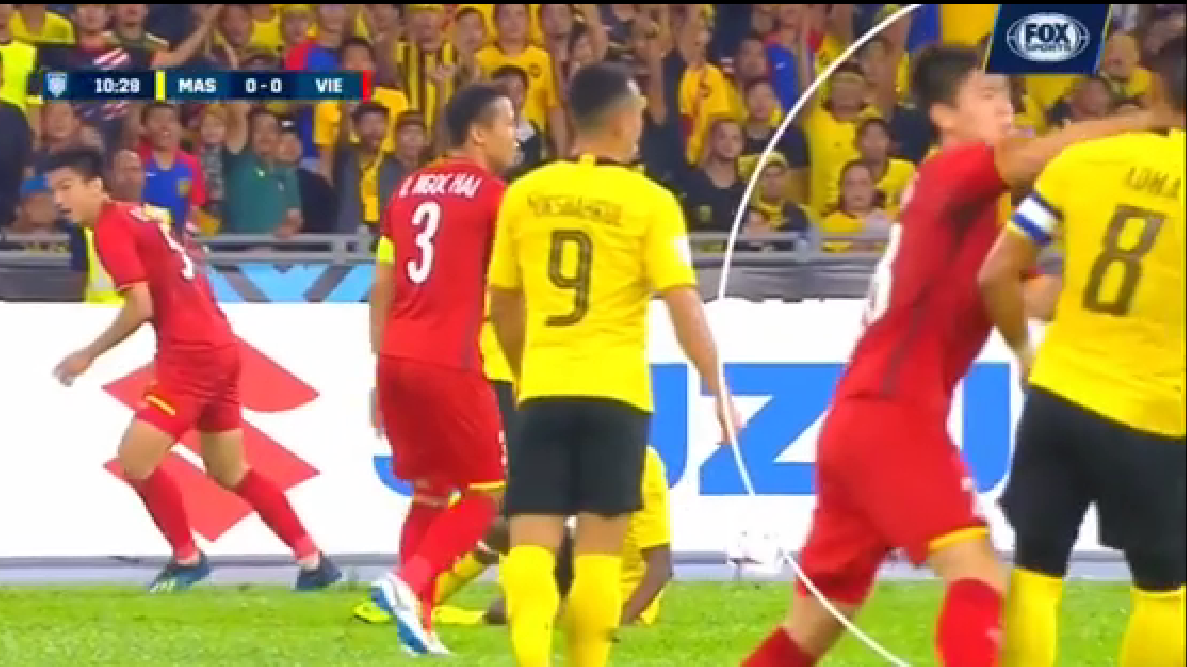 CĐV Malaysia tố Duy Mạnh đánh nguội, xứng đáng nhận thẻ đỏ