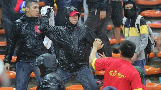 Làm gì khi đi nước ngoài xem bóng đá đụng độ hooligan?
