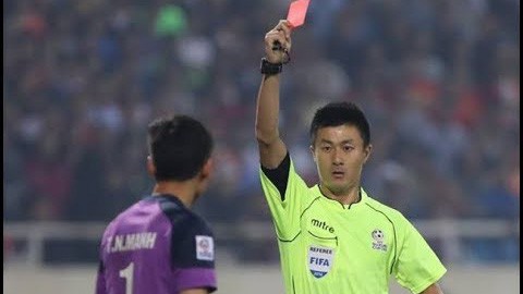 Khi Malaysia luôn có "thần hộ mệnh áo đen", ĐT Việt Nam nên cẩn trọng với... trọng tài