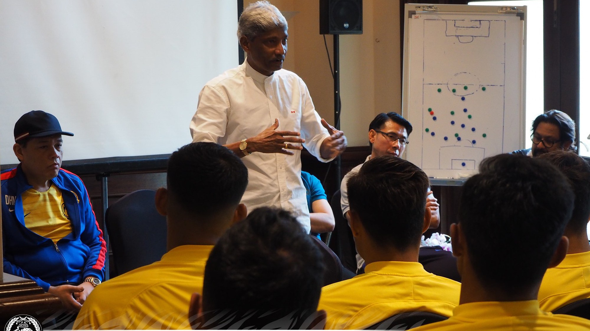 “Phù thủy trắng” Rajagobal đột nhập bữa trưa để mách nước cho Malaysia trước trận gặp Việt Nam