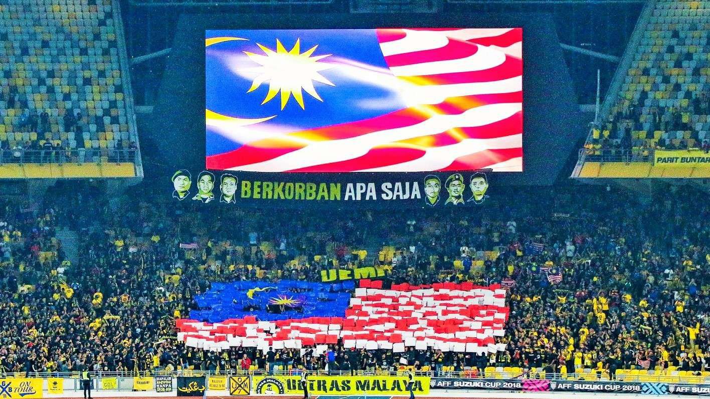 Fan cuồng Malaysia xếp hình khủng trên khán đài hòng "át vía" ĐT Việt Nam