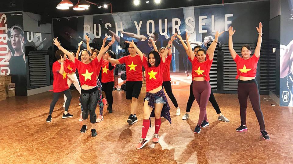 Quẩy Zumba cực đáng yêu cổ vũ ĐTVN ‘chiến’ Malaysia tại chung kết lượt đi AFF Cup 2018