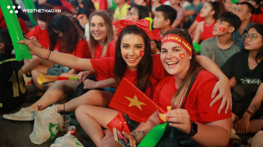 CĐV TP.HCM tiếc nuối khi Việt Nam “để vàng rơi” trên sân Malaysia