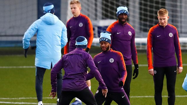Chuyên gia khẩu hình cho thấy CĐV Chelsea có lời lẽ phân biệt chủng tộc đối với Raheem Sterling
