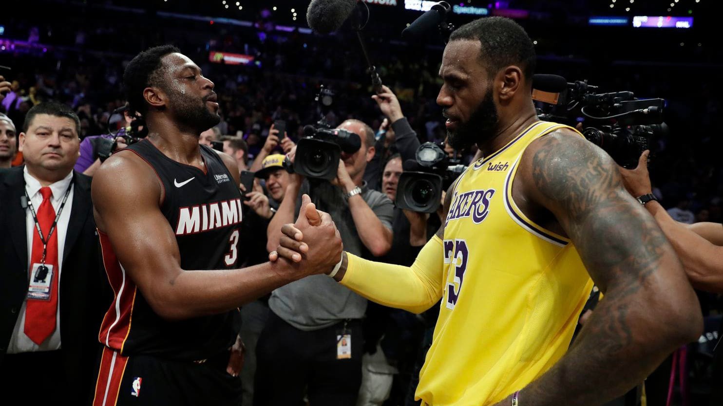 Đôi bạn thân Dwyane Wade và LeBron James: Ai bảo đối đầu nhau sẽ phá huỷ tình bạn?