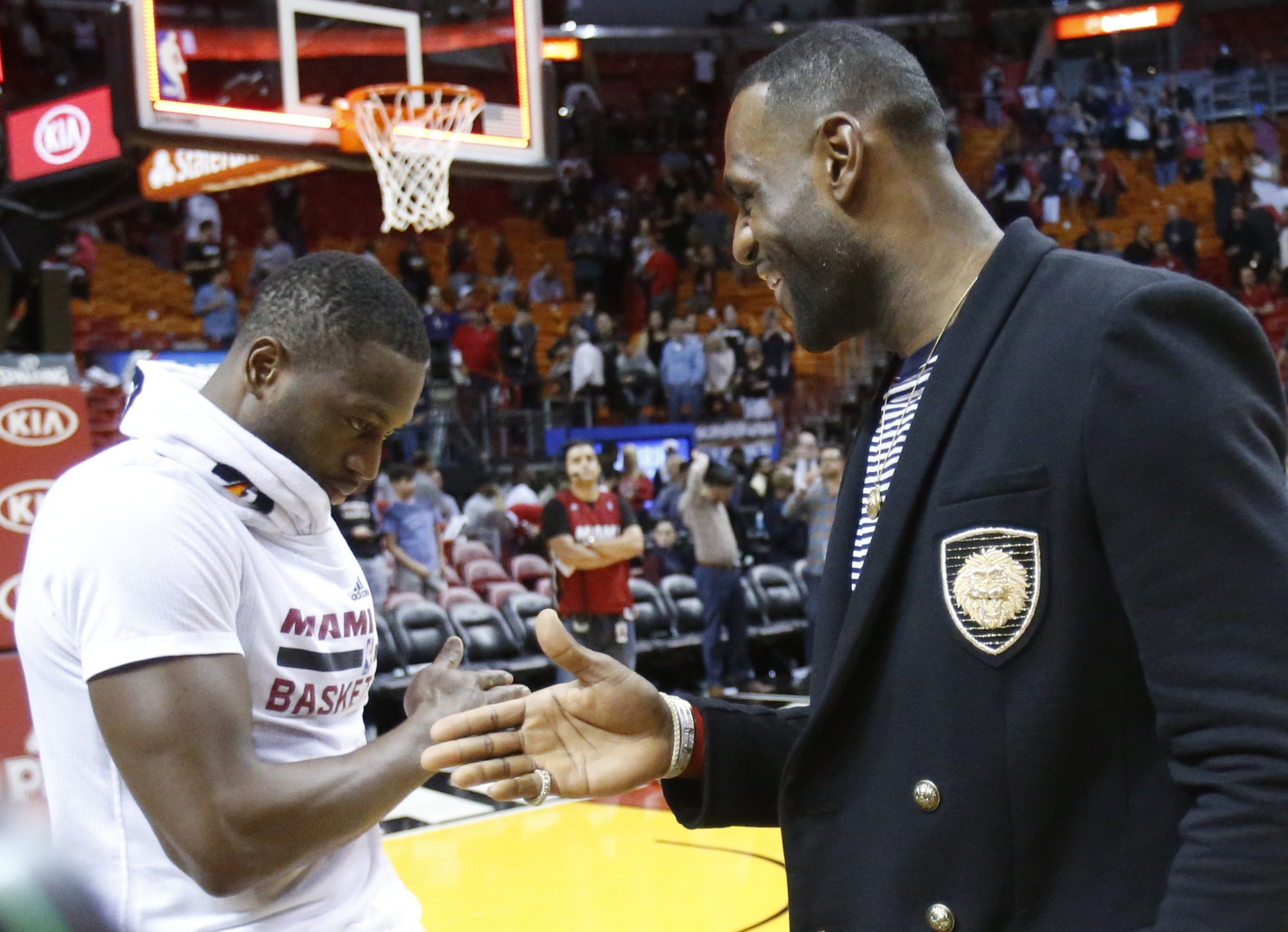 Đôi bạn thân Dwyane Wade và LeBron James: Ai bảo đối đầu nhau sẽ phá huỷ tình bạn? - Ảnh 4. Đôi bạn thân Dwyane Wade và LeBron James: Ai bảo đối đầu nhau sẽ phá huỷ tình bạn? - Ảnh 4.