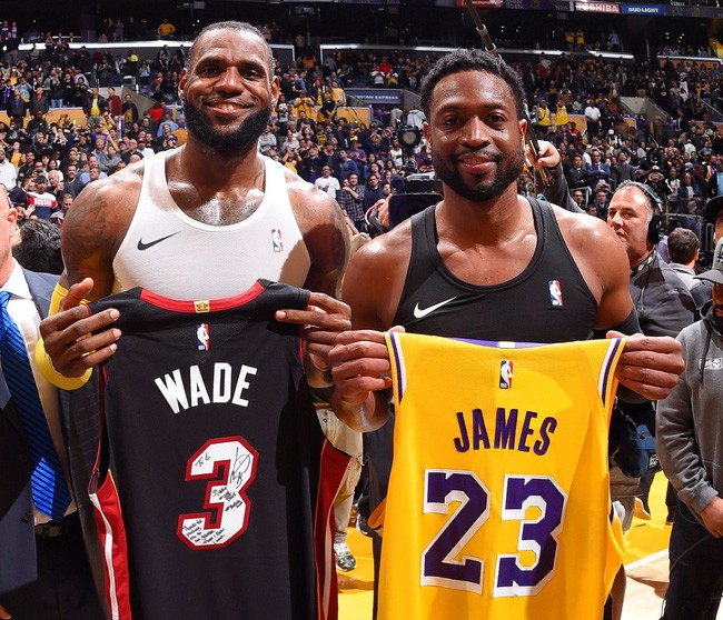 LeBron James và Dwyane Wade dạy Giannis Antetokounmpo thế nào là tình bạn - Ảnh 1. LeBron James và Dwyane Wade dạy Giannis Antetokounmpo thế nào là tình bạn - Ảnh 1.