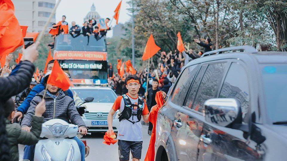 Rầm rộ cách cổ vũ chung kết AFF Cup 2018 độc lạ của người yêu chạy bộ