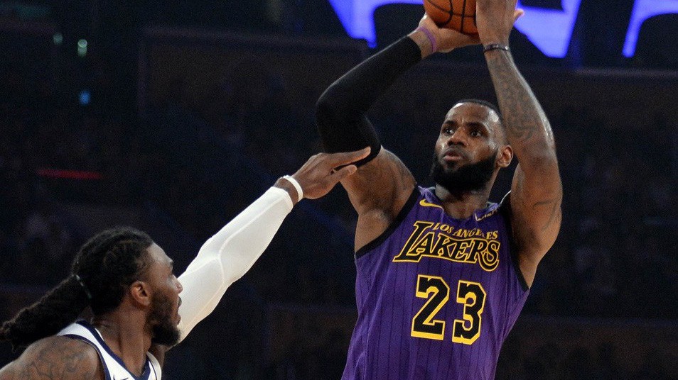 Hoảng hồn khi LeBron James đang ném 3 điểm cực xa nhiều hơn bao giờ hết
