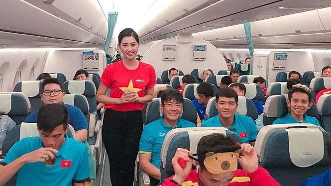 Người đẹp truyền thông Hoa hậu Việt Nam 2018 tiết lộ  bất ngờ trên chuyên cơ chở tuyển Việt Nam