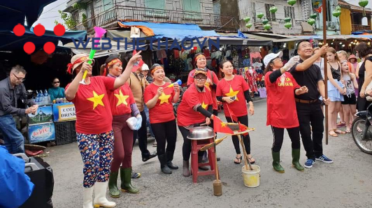 Cửa hàng ở Hội An đóng cửa sớm, nhảy múa tưng bừng cổ vũ ĐTVN