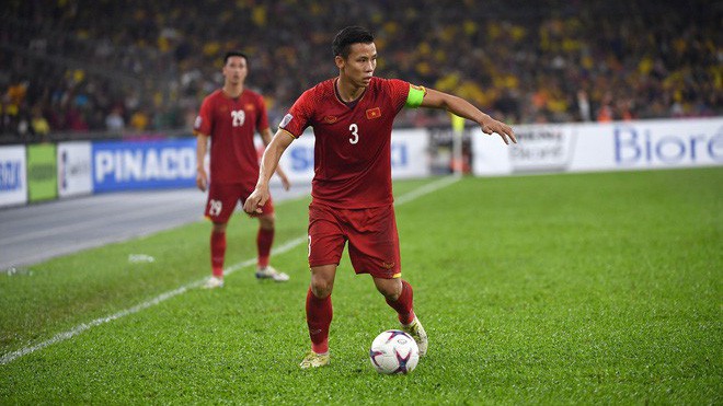 Kết thúc chung kết AFF Cup 2018, Quế Ngọc Hải có hành động bất ngờ đối với Văn Quyết