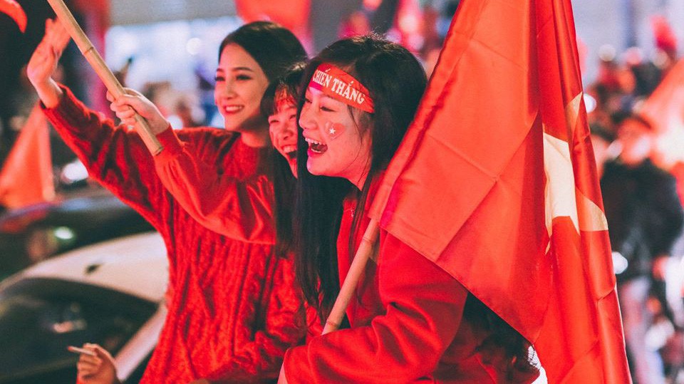 NHM cả nước xuống đường "đi bão" mừng chức vô địch AFF Cup 2018 của ĐT Việt Nam