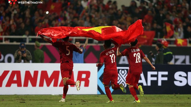 Nghẹn ngào khoảnh khắc thầy trò Park Hang Seo giải cơn khát vô địch AFF Cup kéo dài 10 năm của bóng đá Việt Nam