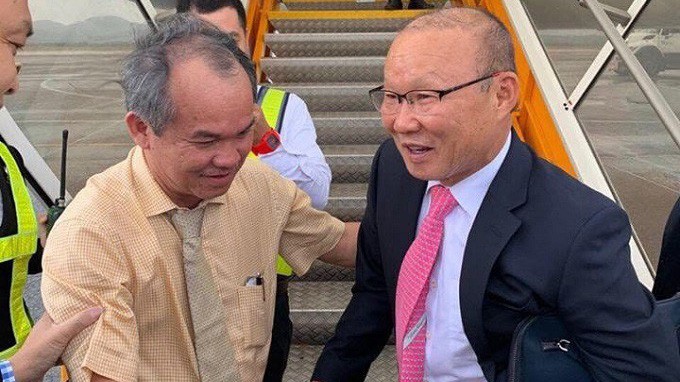 HLV Park Hang Seo chia vui với bầu Đức ngay sau ngày đăng quang AFF Cup