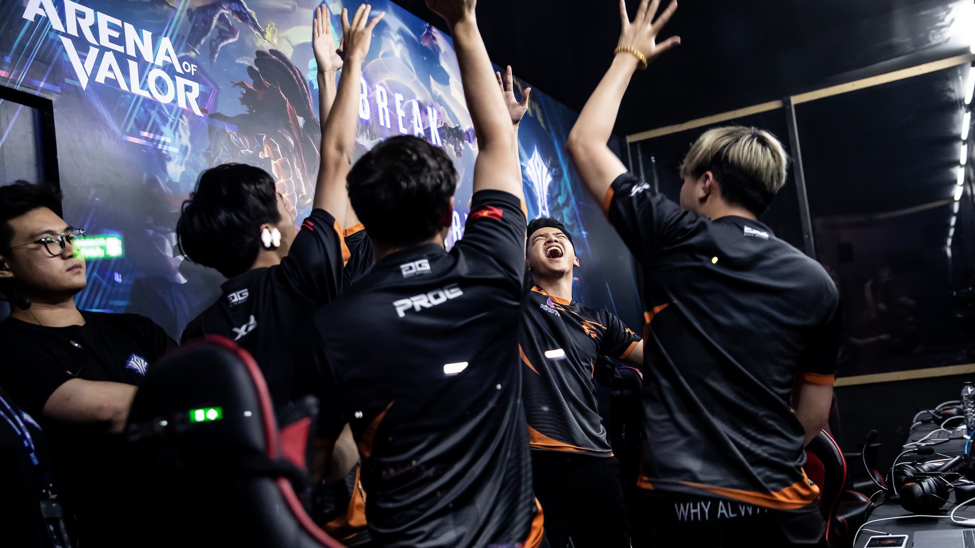 BÁN KẾT AIC 2018: Cơn địa chấn mang tên Team Flash