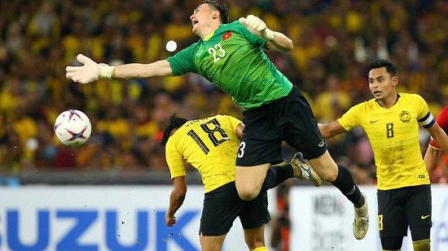 Bố mẹ Lâm “tây” đến Nhà thờ cầu nguyện con trai thi đấu chung kết lượt về