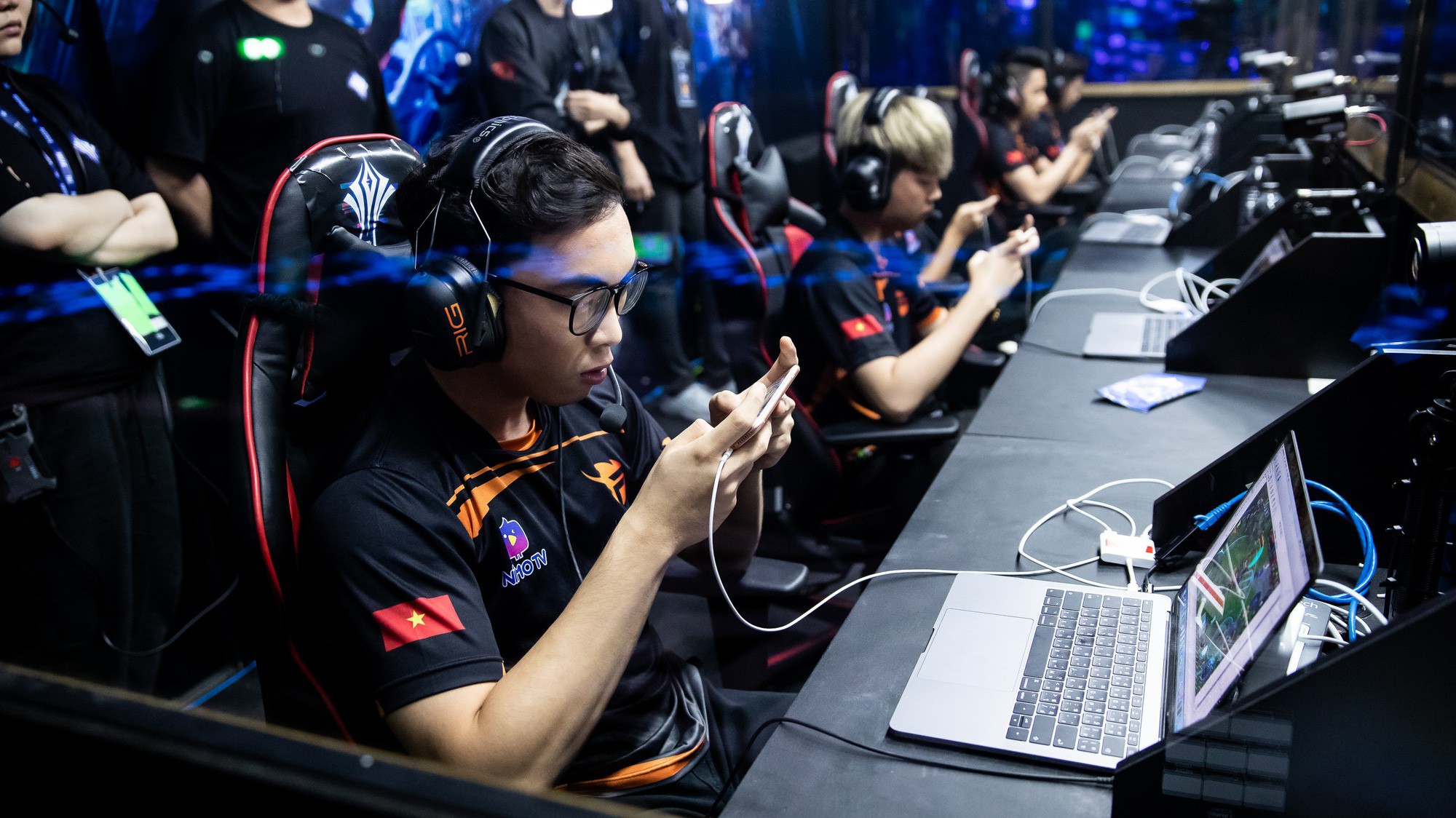 CHUNG KẾT AIC 2018: Team Flash sảy chân ngay trước ngưỡng cửa vô địch