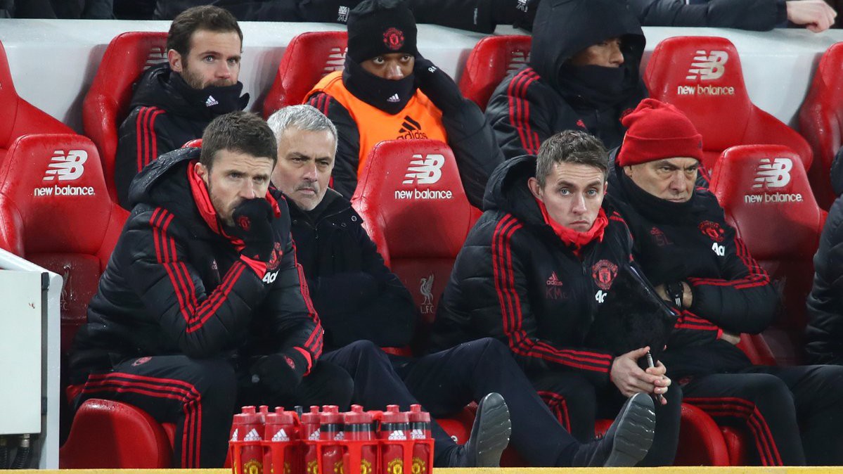 Mourinho “chóng mặt” vì xem Robertson chạy nước rút liên tục, hạ mục tiêu của MU xuống vị trí thứ 5