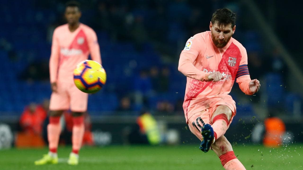 Hé lộ bí mật trong những cú sút phạt siêu hạng của Lionel Messi