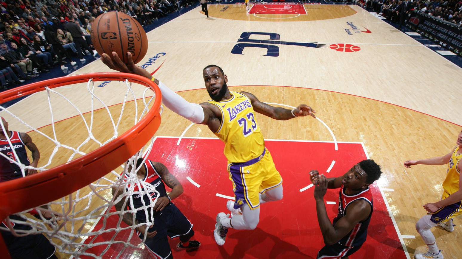 LeBron James cho biết Lakers đã cạn thể lực trước Wizards