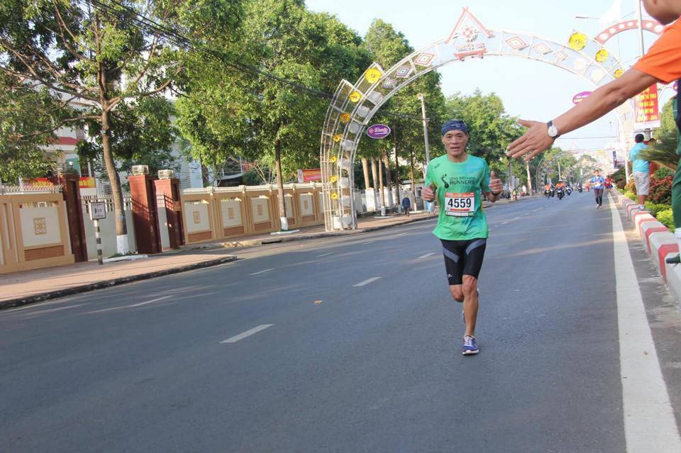 Marathoner U70 tuổi chạy nhanh nhất VN sẽ làm pacer Ecopark Marathon