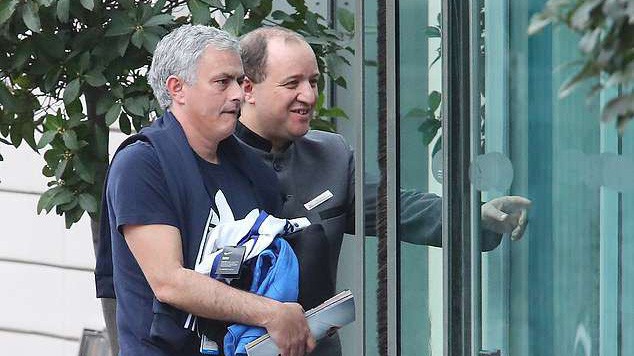 Chi phí thuê khách sạn khó tin của Mourinho sau khi bị Man Utd sa thải