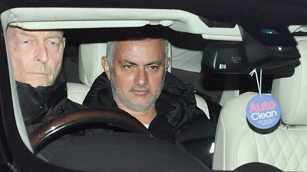 Nóng: Man Utd sa thải HLV Jose Mourinho