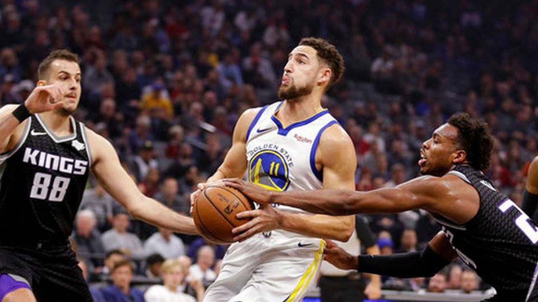Trận đấu giữa Warriors và Kings bị phủ bóng đen bởi bạo lực