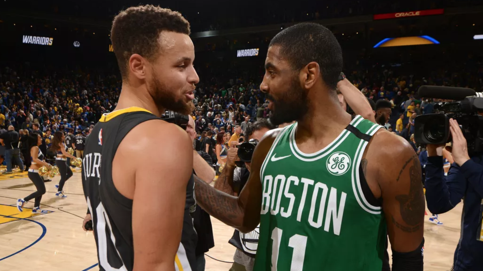 Thanh niên "trái đất phẳng" Kyrie Irving nói gì về giả thiết mặt trăng của Stephen Curry?