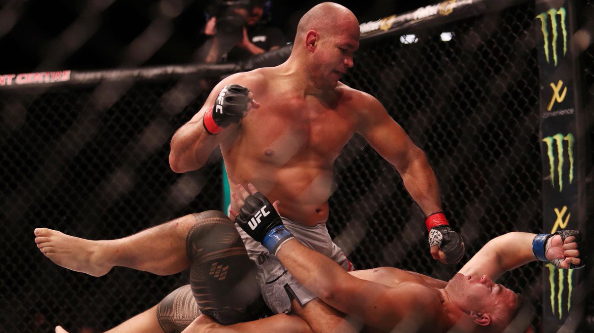 Giành chiến thắng KO tại Úc, Junior dos Santos muốn tái đấu với bạn cũ Alistair Overeem