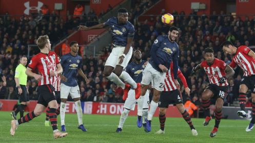 Khiến Man Utd chơi như chấp người, Paul Pogba bị Mourinho chỉ trích "không biết chơi bóng đơn giản"