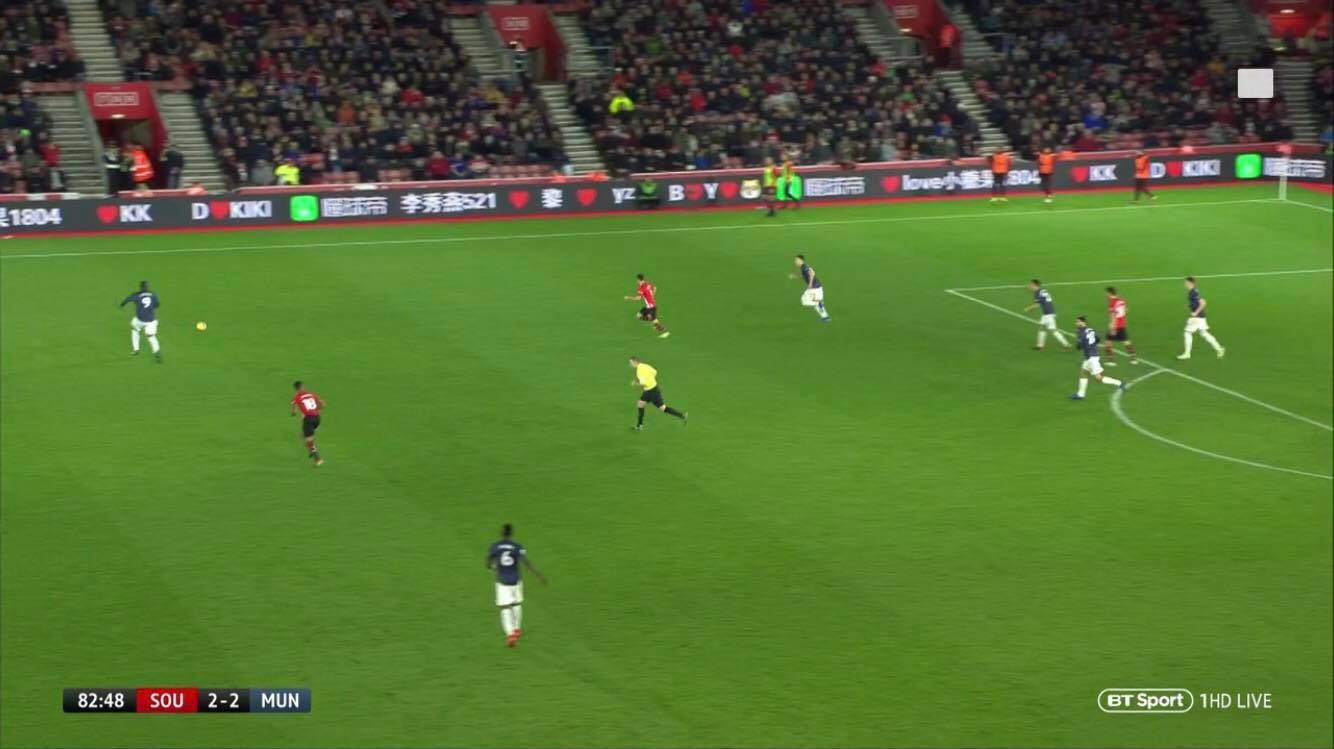 Đến quả bóng có lẽ cũng phát ngán khả năng xử lý bước một của Lukaku!