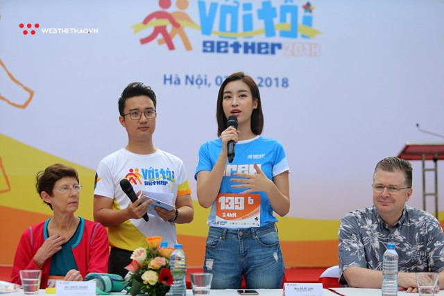 Hoa hậu Đỗ Mỹ Linh rạng ngời sải bước cùng những con người kém may mắn - Ảnh 6. Hoa hậu Đỗ Mỹ Linh rạng ngời sải bước cùng những con người kém may mắn - Ảnh 6.