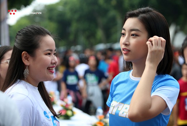 Hoa hậu Đỗ Mỹ Linh rạng ngời sải bước cùng những con người kém may mắn - Ảnh 1. Hoa hậu Đỗ Mỹ Linh rạng ngời sải bước cùng những con người kém may mắn - Ảnh 1.