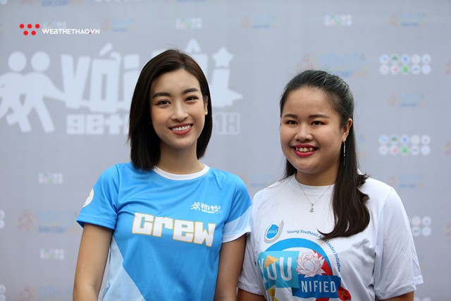 Hoa hậu Đỗ Mỹ Linh rạng ngời sải bước cùng những con người kém may mắn - Ảnh 3. Hoa hậu Đỗ Mỹ Linh rạng ngời sải bước cùng những con người kém may mắn - Ảnh 3.