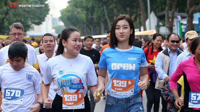 Hoa hậu Đỗ Mỹ Linh rạng ngời sải bước cùng những con người kém may mắn