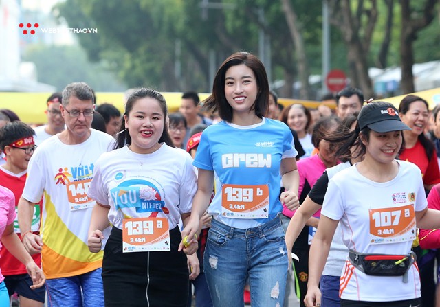 Hoa hậu Đỗ Mỹ Linh rạng ngời sải bước cùng những con người kém may mắn - Ảnh 9. Hoa hậu Đỗ Mỹ Linh rạng ngời sải bước cùng những con người kém may mắn - Ảnh 9.