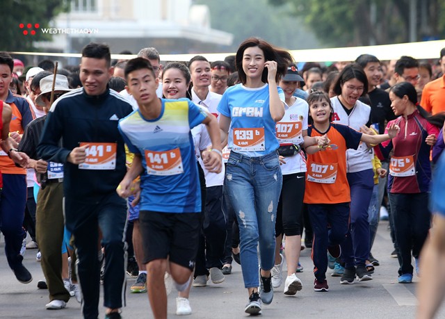 Hoa hậu Đỗ Mỹ Linh rạng ngời sải bước cùng những con người kém may mắn - Ảnh 8. Hoa hậu Đỗ Mỹ Linh rạng ngời sải bước cùng những con người kém may mắn - Ảnh 8.