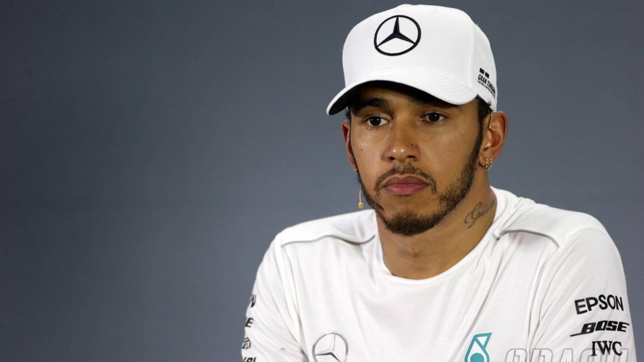 Lewis Hamilton gặp tai nạn khi đua mô tô
