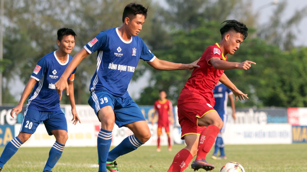 Lương bị đẩy xuống còn 1.7 triệu/tháng, các cầu thủ Bình Định hoang mang trước mùa giải mới