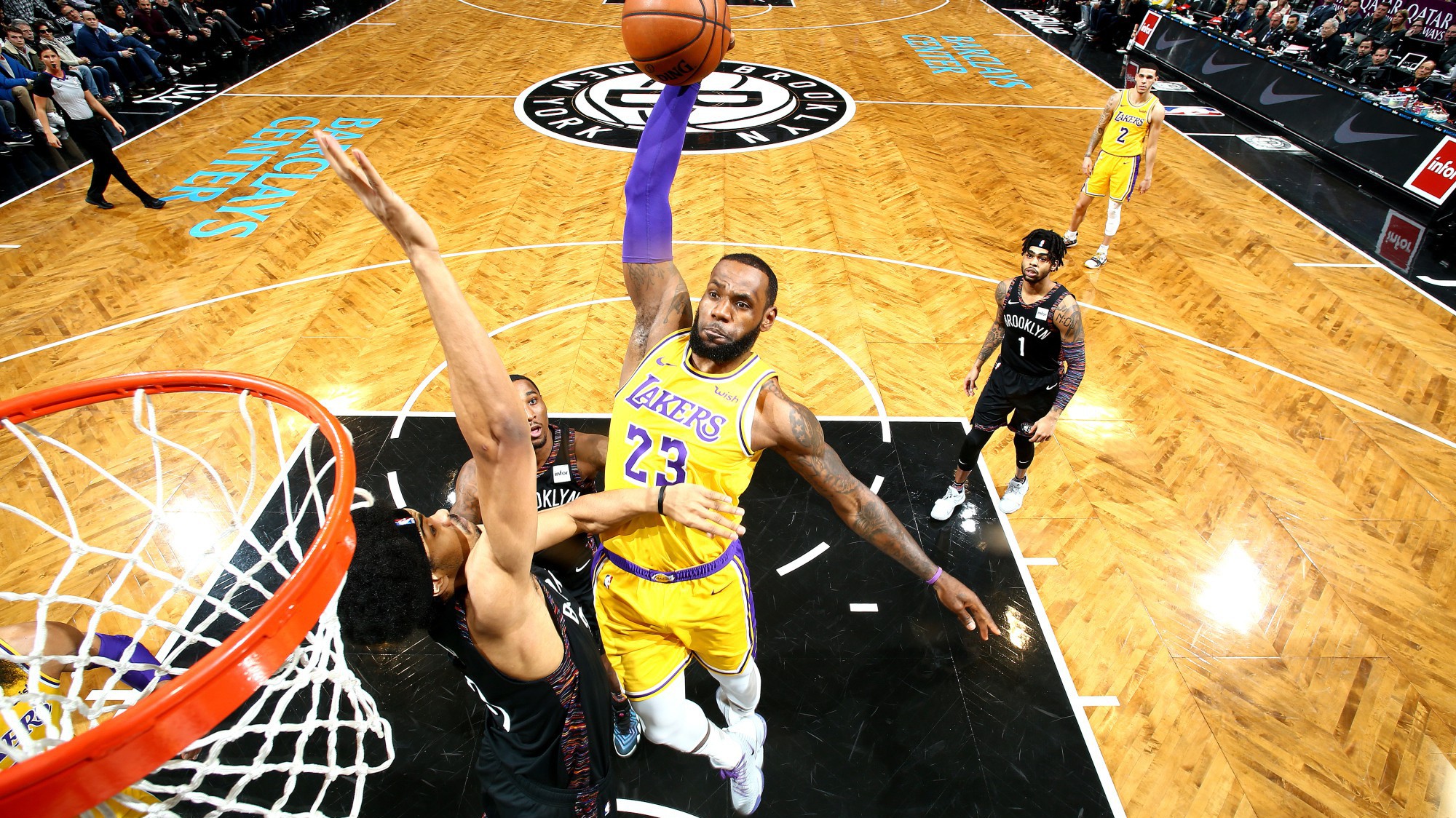 LeBron James rất ít bị block khi úp rổ, nhưng đã bị thì phải làm nền cho cú block đẹp nhất năm