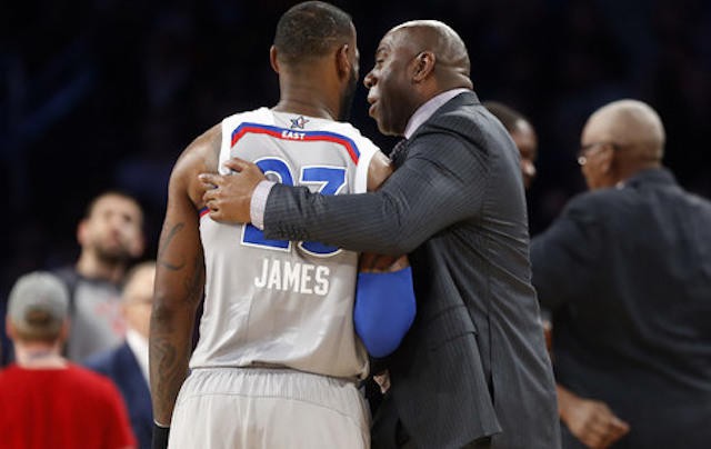 LeBron James gửi thông điệp tới Magic Johnson, tỏ ý muốn giải cứu Carmelo Anthony - Ảnh 1. LeBron James gửi thông điệp tới Magic Johnson, tỏ ý muốn giải cứu Carmelo Anthony - Ảnh 1.