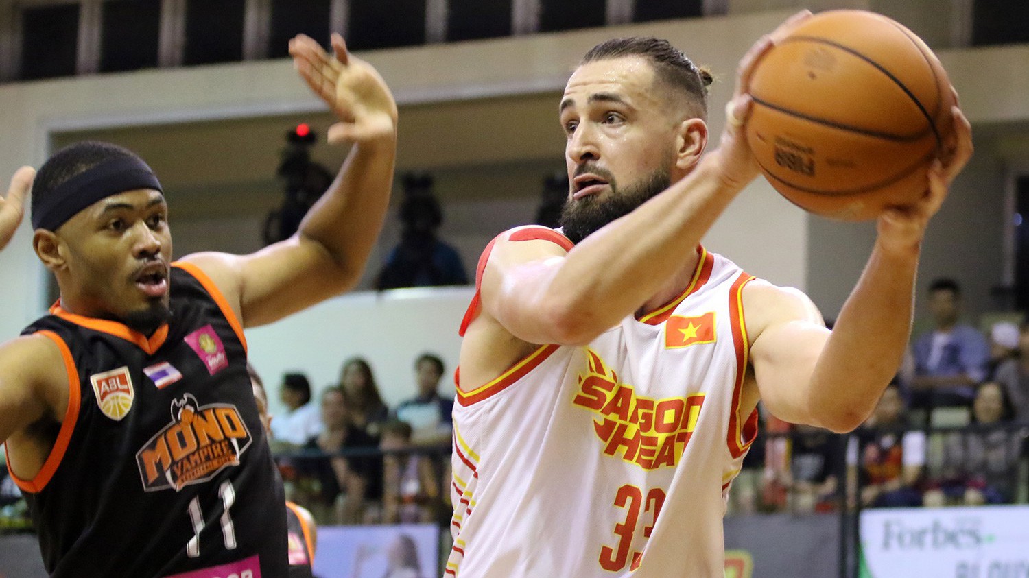 Saigon Heat mở đại tiệc block, Kyle Barone hủy diệt cả Mono Vampires