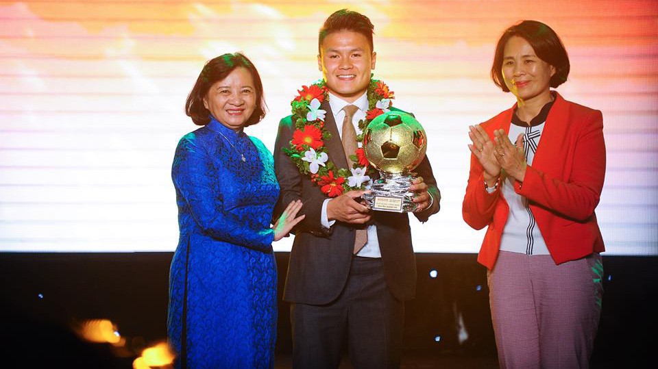 Quang Hải “bỏ trốn” sau khi nhận danh hiệu Quả bóng vàng Việt Nam 2018