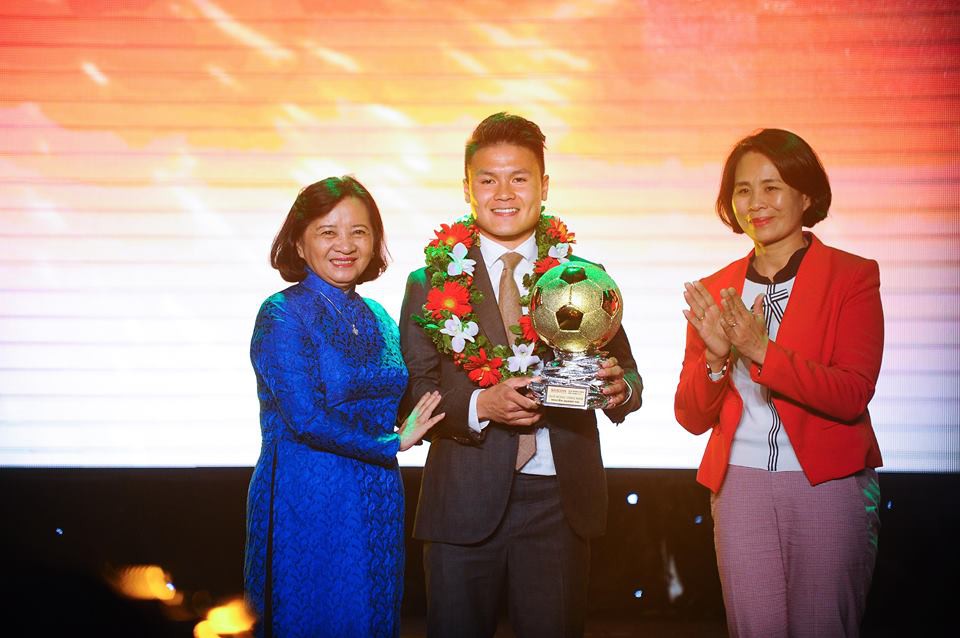 Vừa đoạt Quả bóng vàng 2018, Quang Hải được “mách bảo” ra nước ngoài thi đấu - Ảnh 2. Vừa đoạt Quả bóng vàng 2018, Quang Hải được “mách bảo” ra nước ngoài thi đấu - Ảnh 2.