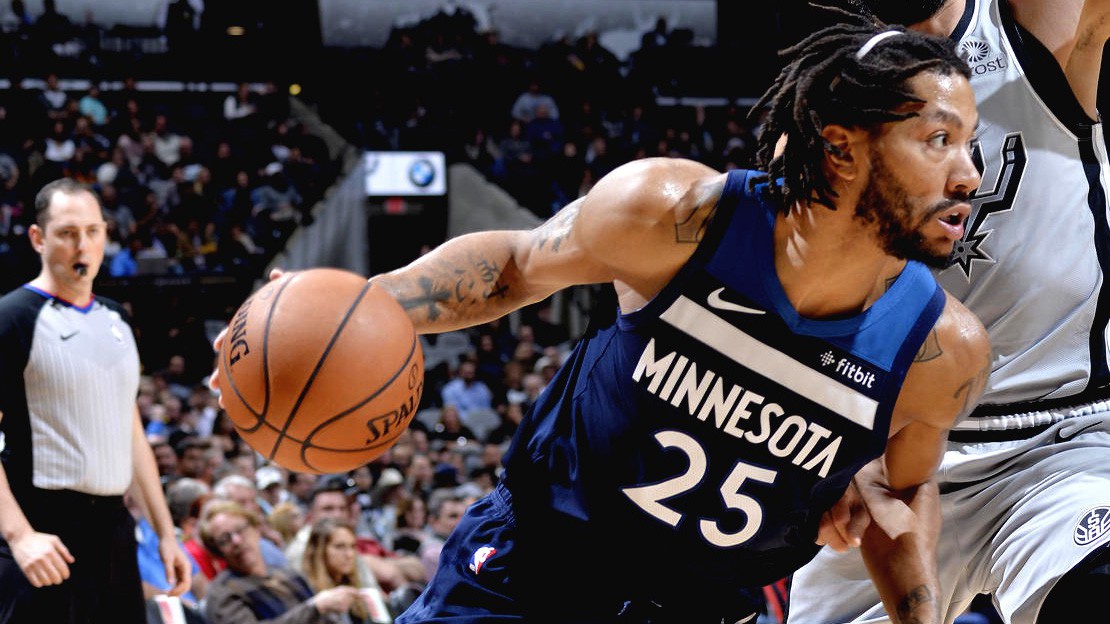 Derrick Rose chấn thương cổ chân trái, phải rời sân ở 2 hiệp cuối