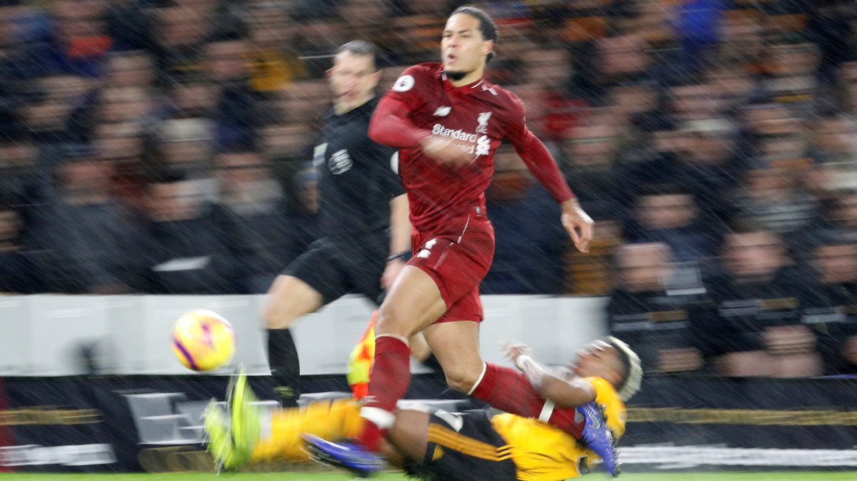 Đua tốc độ với “cầu thủ nhanh nhất Premier League", Van Dijk khiến CĐV phát cuồng