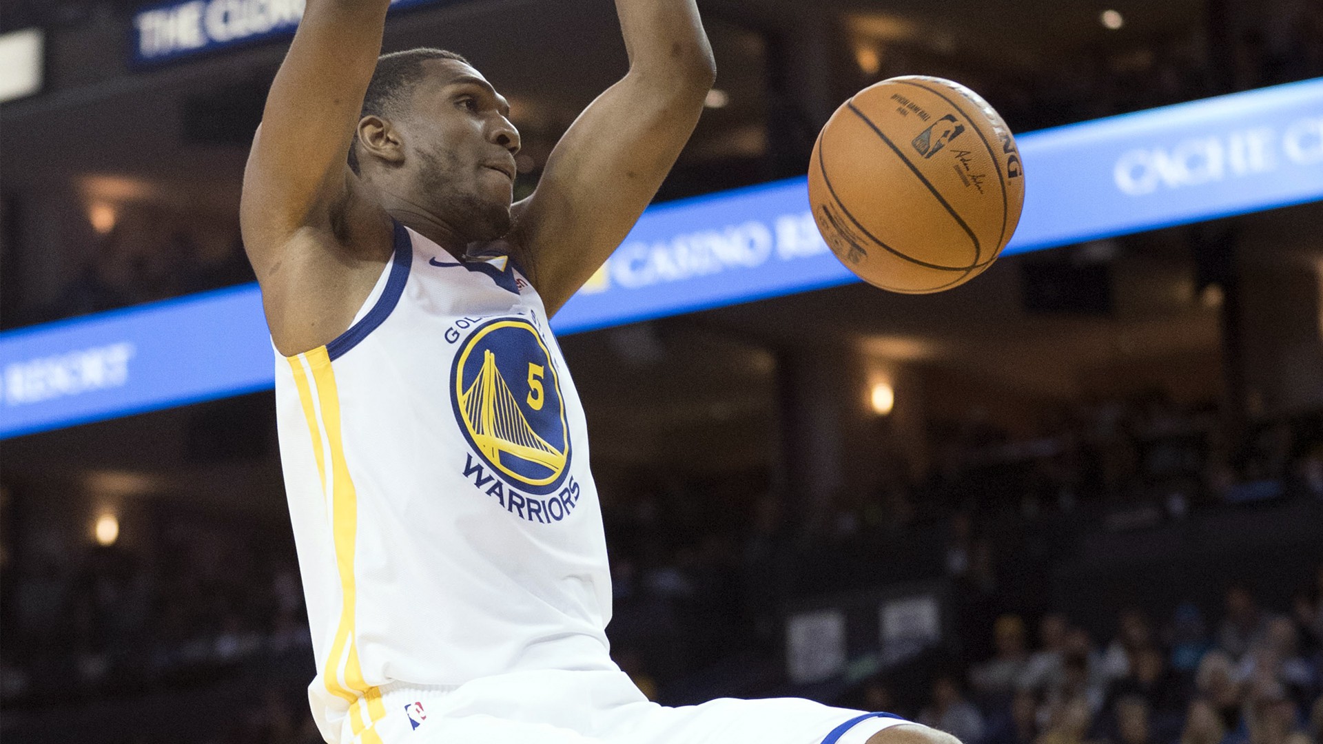 Golden State Warriors muốn thêm một trung phong của mình phải biết ném 3 điểm - Ảnh 2. Golden State Warriors muốn thêm một trung phong của mình phải biết ném 3 điểm - Ảnh 2.